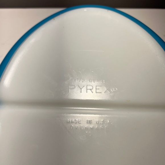Vintage Pyrex Horizon Blue Opal Divided Casserole, 1 1/2 Quart - Picture 4 of 4